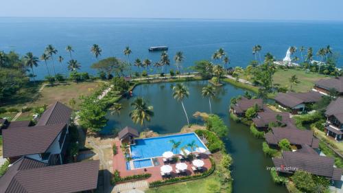 Ett flygfoto av Gokulam Grand Resort & Spa, Kumarakom