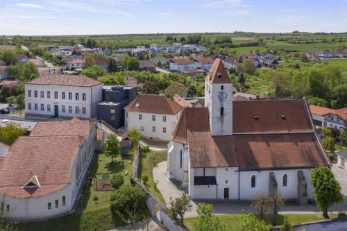 una vista aérea de una ciudad con iglesia en Landpension Gschwantner, en Lengenfeld