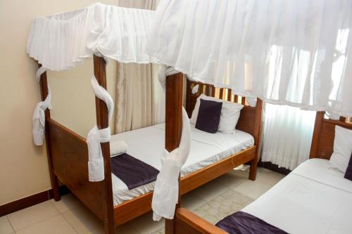 En eller flere senge i et værelse på sunset suswa apartment