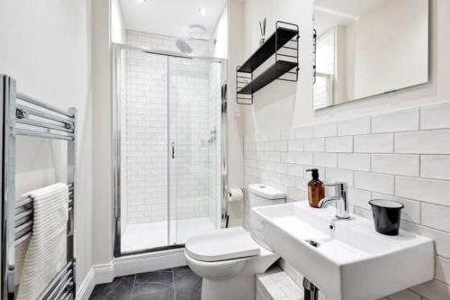 Et badeværelse på Exclusive Norman Road Apartment