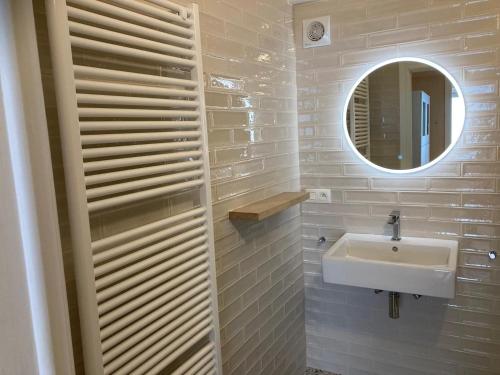 y baño con lavabo y espejo. en Seaview apartment for 2 in Ostend, en Ostende