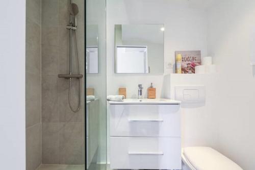 une salle de bain avec une douche, un lavabo et des toilettes dans l'établissement Gilly 4 - EXCEPTIONAL 2BEDS, SEA VIEW, MODERN,A/C, OLD TOWN, à Nice