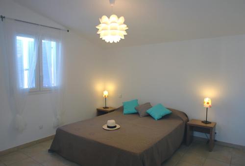 een slaapkamer met een bed met een hoed erop bij Casa Mia in Lecci