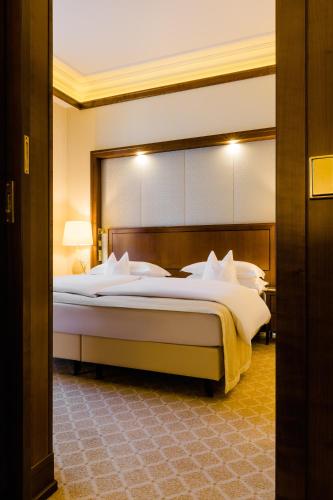 a bedroom with a large bed in a room at Excelsior Hotel Ernst am Dom in Cologne