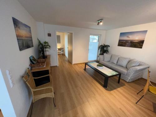 ein Wohnzimmer mit einem Sofa und einem Tisch in der Unterkunft Apartment am Kirchplatz in Appenweier