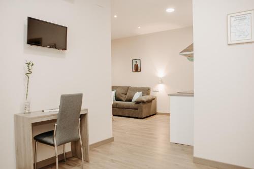 a living room with a desk and a couch at Hospedium Aloque BOUTIQUE PLAZA in Valdepeñas