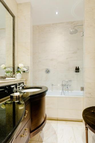 a bathroom with a sink and a bath tub at Excelsior Hotel Ernst am Dom in Cologne