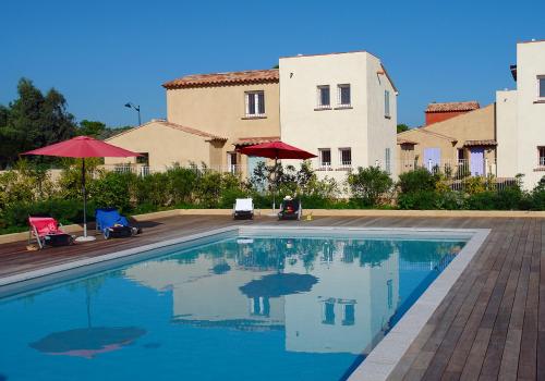 een zwembad voor een huis bij Casa Mia in Lecci