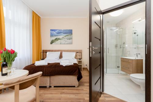 sypialnia z łóżkiem i łazienką w obiekcie Villa Nadzieja w mieście Międzyzdroje