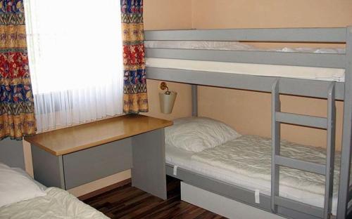 Poschodová posteľ alebo postele v izbe v ubytovaní Ferienhaus Nr 55, Kategorie Komfort, Feriendorf Hochbergle, Allgäu