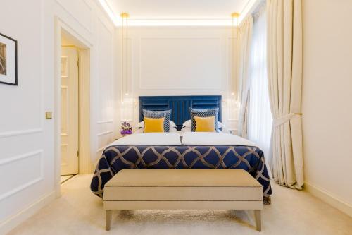 a bedroom with a blue and white bed with yellow pillows at Excelsior Hotel Ernst am Dom in Cologne