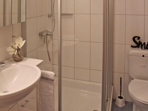 y baño con ducha, lavabo y aseo. en Ferienhaus Nr 67, Kategorie Komfort, Feriendorf Hochbergle, Allgäu, en Karlsebene