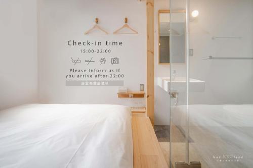 a bedroom with a glass shower and a bed at 山鄰山林青年文旅 forest 3030 hostel in Yuli