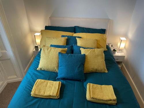Ένα ή περισσότερα κρεβάτια σε δωμάτιο στο Wall St flat by HNFC Stays - Netflix & Popcorn