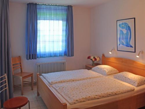 a bedroom with a large bed and a window at Ferienhaus Nr 93, Kategorie Komfort Plus, Feriendorf Hochbergle, Allgäu in Karlsebene