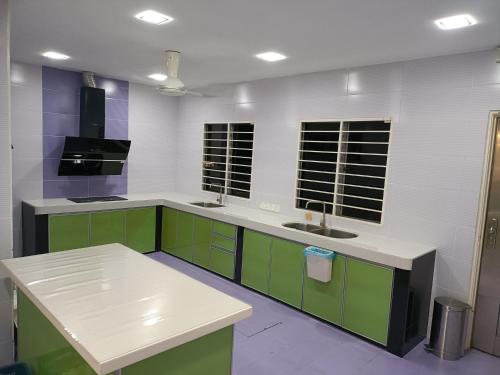 A cozinha ou cozinha compacta de Entire Residential Home•Jia Residences Bkt Serdang沙登温暖的家