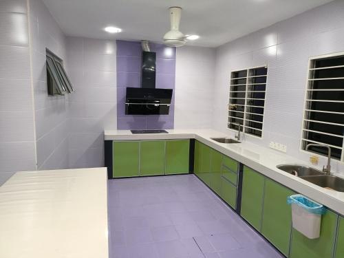Η κουζίνα ή μικρή κουζίνα στο Entire Residential Home•Jia Residences Bkt Serdang沙登温暖的家
