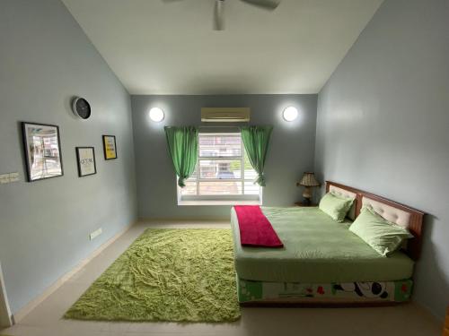Ένα ή περισσότερα κρεβάτια σε δωμάτιο στο Entire Residential Home•Jia Residences Bkt Serdang沙登温暖的家