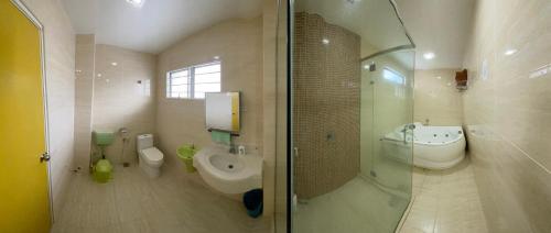 Ένα μπάνιο στο Entire Residential Home•Jia Residences Bkt Serdang沙登温暖的家