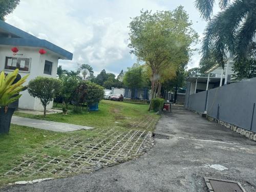 Κήπος έξω από το Entire Residential Home•Jia Residences Bkt Serdang沙登温暖的家