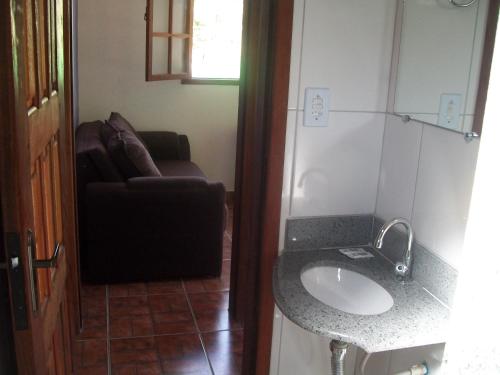 sala de estar con sofá y lavamanos en Pousada Alecrim, en Serra do Cipo