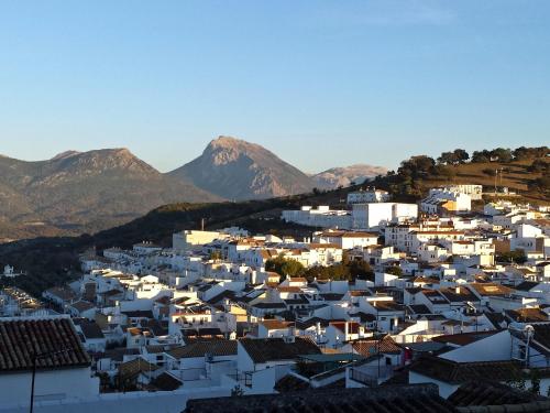 una ciudad con casas blancas y montañas en el fondo en Chacón, en Prado del Rey