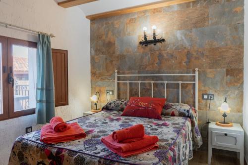 A bed or beds in a room at Casas rurales El Arbol de la Vida