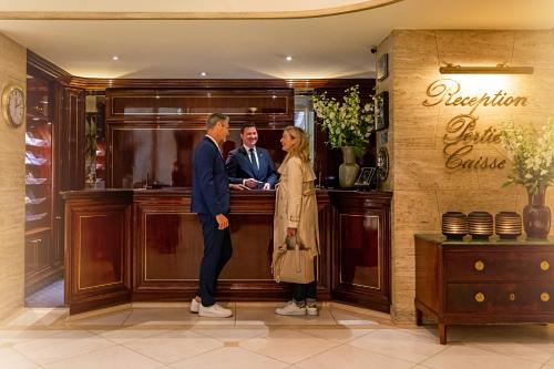 Členové personálu v ubytování Excelsior Hotel Ernst am Dom
