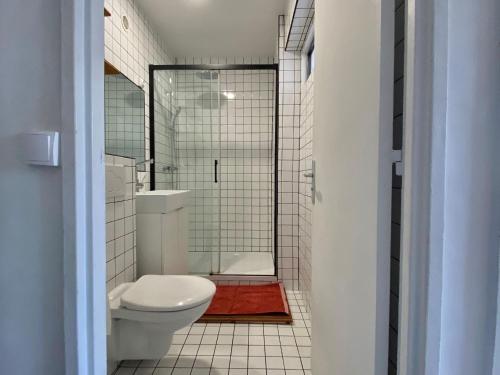 une petite salle de bain avec toilettes et douche dans l'établissement Home Sweet Home Parmentier, à Paris