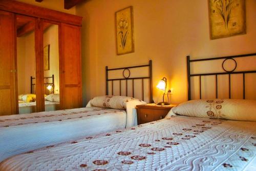 two beds sitting next to each other in a bedroom at Casa Rural Salguero de Abajo in Dormón