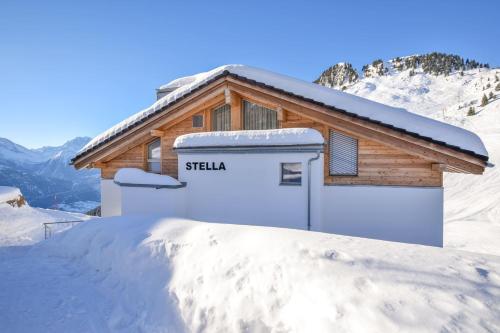 Un bâtiment avec un panneau dans la neige dans l'établissement Stella 5, à Riederalp