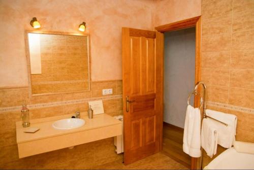 a bathroom with a sink and a mirror at Casa Rural Salguero de Abajo in Dormón