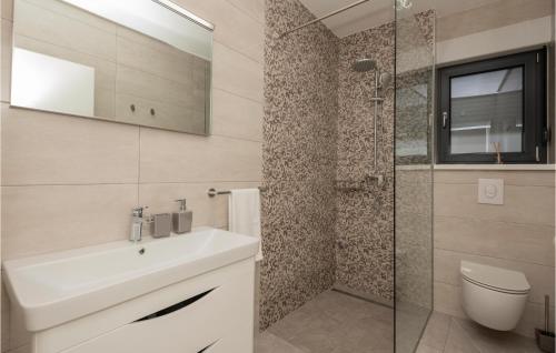 Koupelna v ubytování Beautiful Apartment In Baska Voda With Swimming Pool