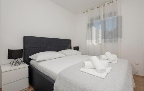 Postel nebo postele na pokoji v ubytování Beautiful Apartment In Baska Voda With Swimming Pool
