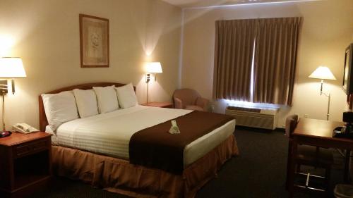 Habitación de hotel con cama y ventana en Americas Best Value Inn Westmorland, en Westmorland