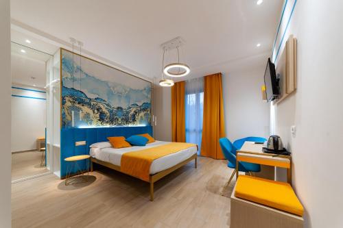 Pokój hotelowy z łóżkiem i biurkiem w obiekcie Le Naiadi Park Hotel Sul Lago w mieście Bolsena