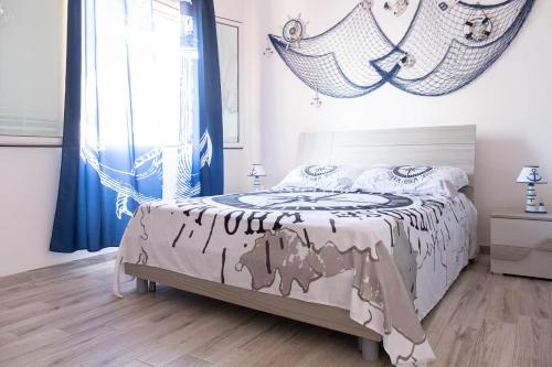 un dormitorio con una cama y una ventana en Villa del Marinaio, en Mazara del Vallo