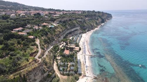 - une vue aérienne sur la plage et l'océan dans l'établissement Paderagi, à Santa Domenica