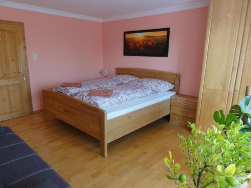 um quarto com uma cama num quarto com paredes cor-de-rosa em Apartment Elena em Gedersdorf