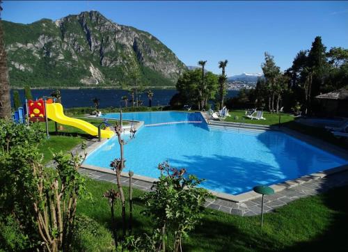 una piscina con tobogán y un parque acuático en Holiday on the Lake Lugano 2-16, en Bissone