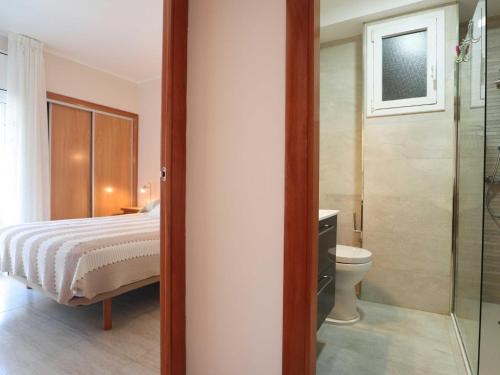 een slaapkamer met een bed, een toilet en een douche bij Apto vista a mar para 4 pax en caoca d27010 in S'Agaro