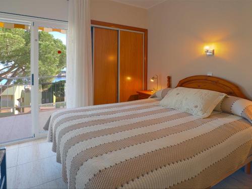 Katil atau katil-katil dalam bilik di Apto vista a mar para 4 pax en caoca d27010