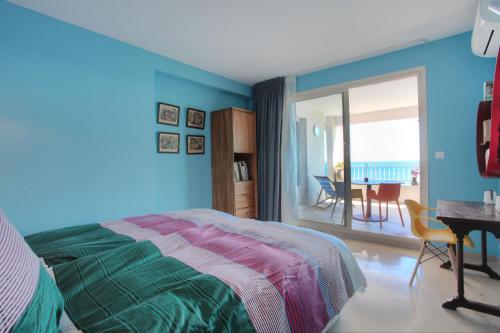 Giường trong phòng chung tại Azura