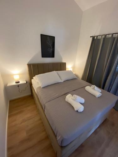 een slaapkamer met een bed met twee handdoeken erop bij Apartments Mima in Petrcane