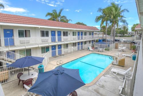 an image of a pool at a hotel at Motel 6-Costa Mesa, CA in Costa Mesa