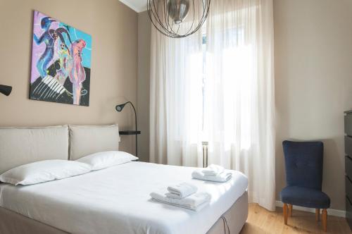 米蘭的住宿－YouHosty - Algardi 5，卧室配有白色的床和蓝色椅子