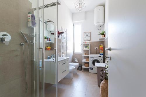 米蘭的住宿－YouHosty - Algardi 5，带淋浴、卫生间和盥洗盆的浴室
