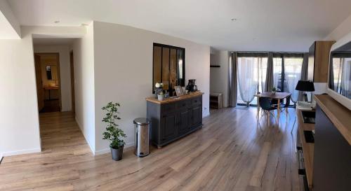 sala de estar amplia con suelo de madera en Appartement tout confort et spacieux en campagne bourguignonne, en Mancey