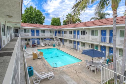 Utsikt över poolen vid Motel 6-Costa Mesa, CA eller i närheten