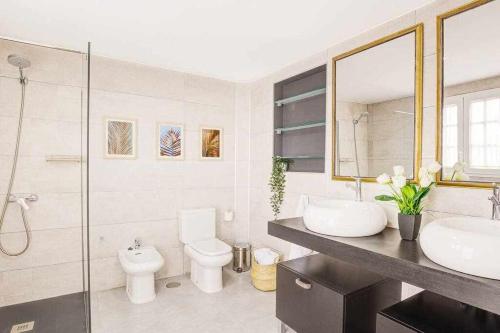 y baño con lavabo, aseo y ducha. en La Favorita preciosa villa con piscina privada, en Corralejo